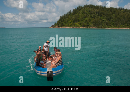 I turisti in gommone nelle isole Whitsunday off la costa del Queensland Foto Stock