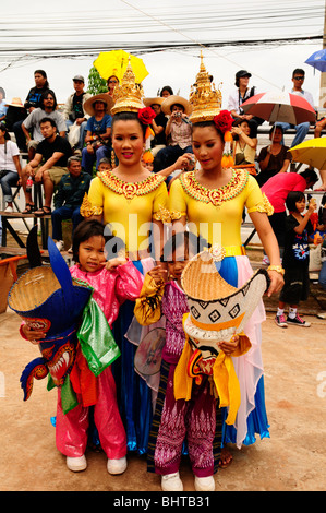 Belle ragazze in costumi tradizionali e i bambini con maschere di ghost , phitakon festival (phi ta khon) , dansai , loei , della Thailandia Foto Stock