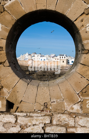 Vecchia città di Essaouira, Marocco e i suoi bastioni visto dal porto Skala Foto Stock