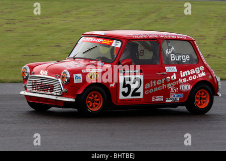 Mini compleanno festeggiato con un fine settimana di motorsport azione in suo onore a Castle Combe Wiltshire Foto Stock