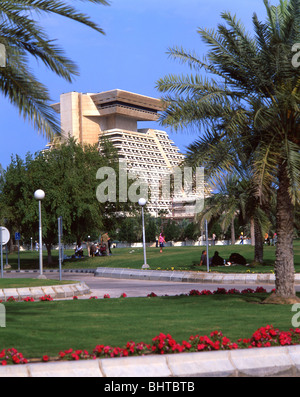 Vista della Corniche che mostra allo Sheraton Hotel, Doha, Ad Dawhah comune, lo Stato del Qatar Foto Stock