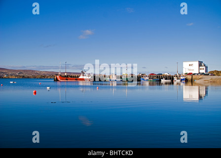 Burtonport County Donegal Irlanda vista una volta vivace porto peschereccio. Il cubo bianco edificio è un ice making facility Foto Stock