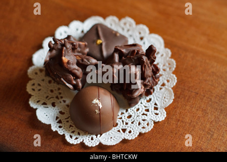 Elegante fatto a mano tartufi di cioccolato Foto Stock