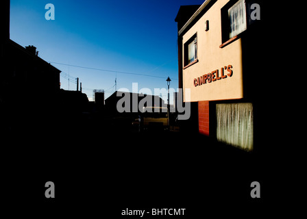 Burtonport County Donegal Irlanda una volta un fiorente porto di pesca e centro di vacanze ormai decadendo a causa della recessione Foto Stock