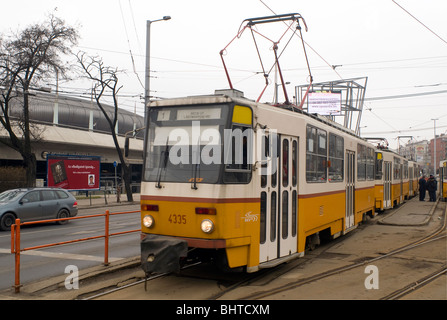 Il tram che va oltre lo stadio di Budapest, Ungheria Foto Stock