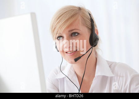 Donna in call center Foto Stock