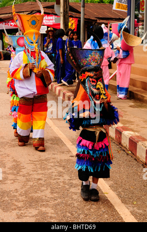 Ragazzi in ghost costumi e maschere , phitakon festival (phi ta khon) , dansai , loei , della Thailandia Foto Stock