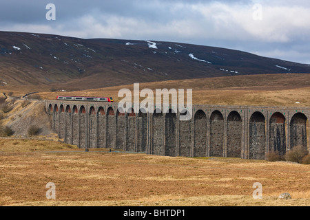 Una vergine treno attraversa il viadotto Ribblehead Foto Stock