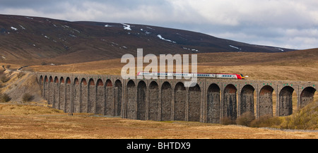 Una vergine treno attraversa il viadotto Ribblehead Foto Stock