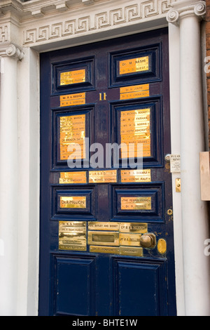 Placche in ottone su un medico della porta a St John Street Manchester Foto Stock