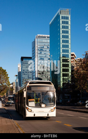 I mezzi di trasporto pubblici su Apoquindo Avenue, Santiago del Cile, Sud America Foto Stock