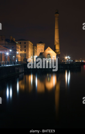 Albert Dock, Liverpool, Merseyside England, Regno Unito, Europa. La vecchia pompa house pub di notte Foto Stock