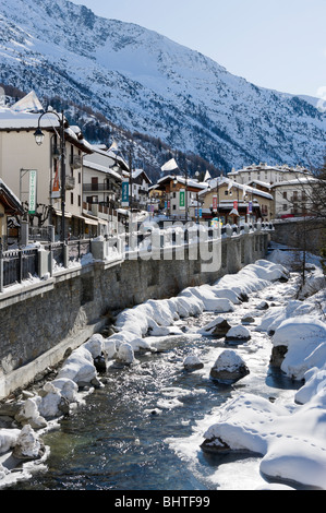 Stream nel centro del resort, La Thuile, Valle d'Aosta, Italia Foto Stock