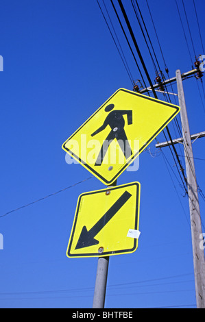Segno pedonale di attraversamento di simbolo freccia su strada Foto Stock