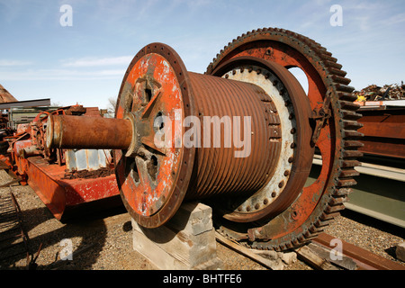 Gigantesco ingranaggio industriale nel cantiere di scarto, come parte di un verricello. Foto Stock