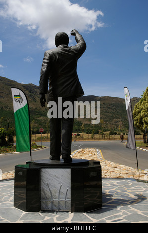 Nelson Mandela statua all'ingresso della ex Victor Verster carcere ora chiamato Drakenstein correzionali centro vicino a Paarl SA Foto Stock