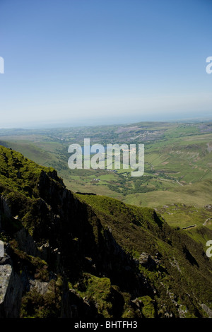 Guardando verso il basso la valle Nantlle da Nantlle cresta sopra il villaggio di Rhyd Ddu in Snowdonia, il Galles del Nord Foto Stock