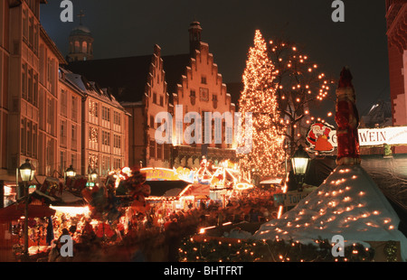 Deutschland, Germania,Francoforte Francoforte Weihnachtsmarkt mit Römer bei Nacht Copyright by Ernst Wrba www.ernstwrba.de Foto Stock