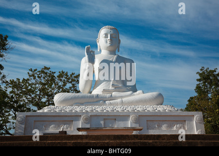 Seduta bianco Budha immagine. Mihintale, Sri Lanka Foto Stock
