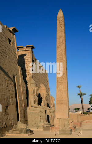 Vista laterale del primo pilone e granito rosso obelisco di Luxor Tempio di Luxor, Egitto Foto Stock