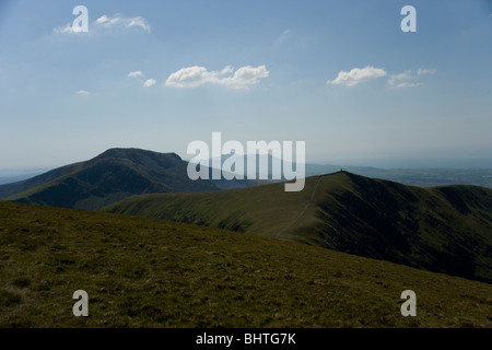 Nantlle cresta sopra il villaggio di Rhyd Ddu in Snowdonia Foto Stock