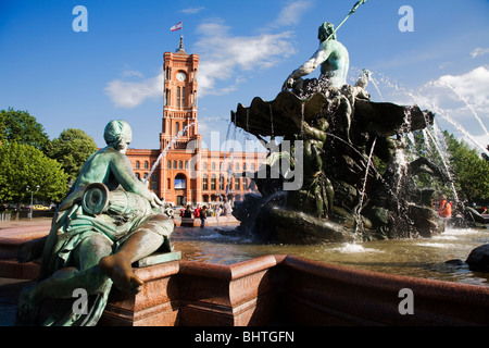 Il Rotes Rathaus (rosso Municipio con la Neptunbrunnen (Fontana di Nettuno) nella parte anteriore . Berlino, Germania Foto Stock