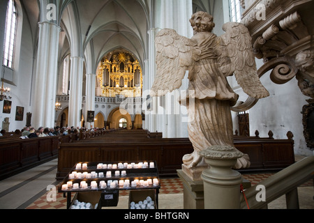 Un marmo alato angelo e candele nella chiesa di St Marienkirche. Berlino, Germania Foto Stock