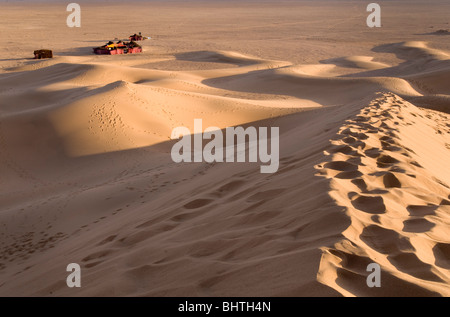 Luce della Sera cade su un riff camp nelle dune di Tinfou nel fiume Valle di Draa, a sud di Tamegroute, Marocco Foto Stock