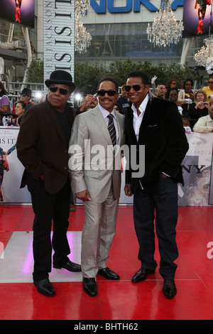 TITO JACKSON MARLON JACKSON & JACKIE JACKSON Michael Jackson, QUESTO È PREMIERE DOWNTOWN LOS ANGELES CA USA 27 ottobre 2 Foto Stock