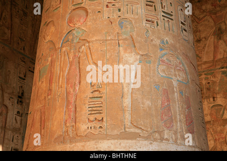 Colonna e la decorazione parietale nel peristilio hall del tempio mortuario di Ramesse III (Medinat Habu) vicino a Luxor, Egitto Foto Stock