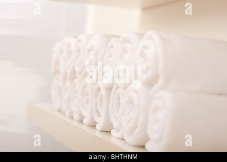 La linea del laminato bianco asciugamani da bagno, bassa profondità di campo Foto Stock