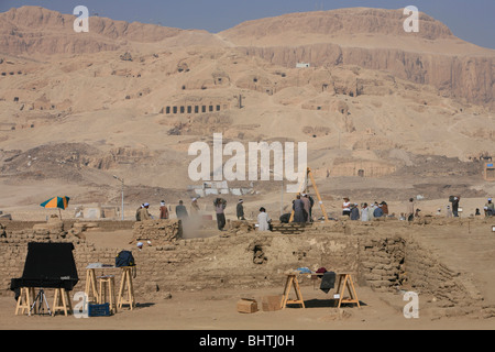 Scavi archeologici accanto al Ramesseum presso la necropoli tebana vicino a Luxor, Egitto Foto Stock