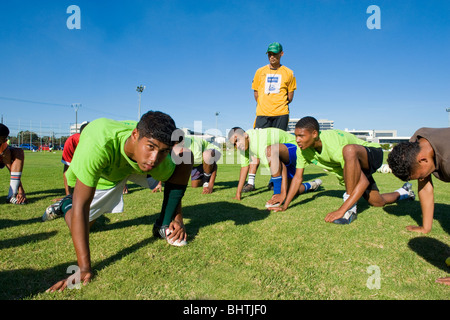 Pullman di istruire i giocatori di Old Mutual Accademia di calcio, Cape Town, Sud Africa Foto Stock