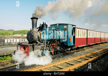 Giants Causeway e Bushmills ferrovia a scartamento ridotto treno a vapore il motore a la piattaforma Bushmills, County Antrim, Irlanda del Nord Foto Stock