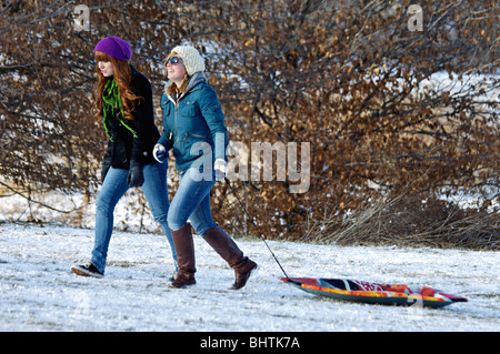 Due ragazze adolescenti con slitta in Cherokee Park a Louisville, Kentucky Foto Stock