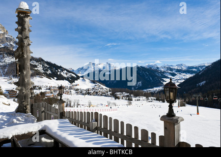 Vista del complesso di Colfosco con Corvara in distanza, Sella Ronda Ski Area Alta Badia, Dolomiti, Italia Foto Stock