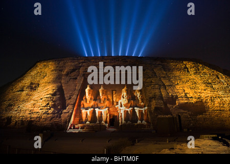 I riflettori scolpito le statue di Ramses II a guardia del grande tempio di Abu Simbel presso lo spettacolo di suoni e luci in Egitto. Foto Stock