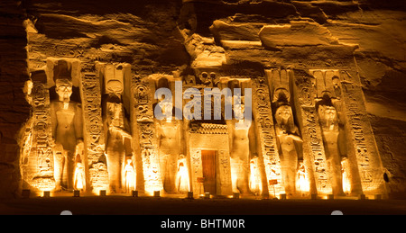 Campi illuminati da statue intagliate a guardia del grande tempio di Hathor a lo spettacolo di suoni e luci ad Abu Simbel Egitto. Foto Stock