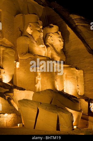 I riflettori scolpito le statue di Ramses II a guardia del grande tempio di Abu Simbel presso lo spettacolo di suoni e luci in Egitto. Foto Stock