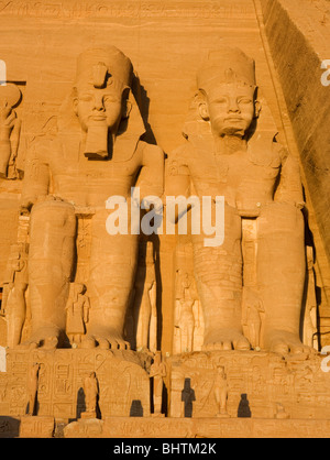 Statue intagliate di Ramses II a guardia del Tempio di Abu Simbel a sunrise in Egitto. Foto Stock