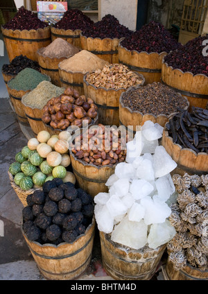 Spezie al bazar locale di Luxor in Egitto. Foto Stock