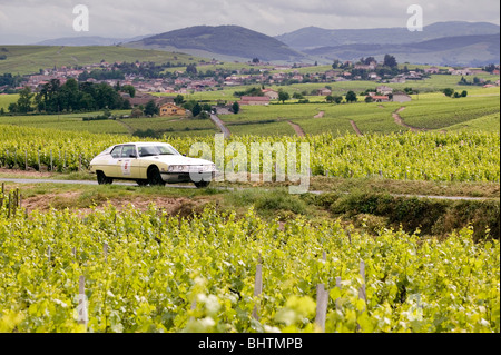 Citroen SM rally car guida attraverso la regione di Beaujolais della Francia Foto Stock