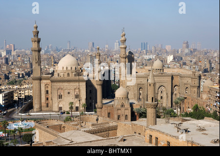 Moschea del Sultano Hassan e Al Rifai visto dal Saladino Cittadella del Cairo in Egitto. Foto Stock