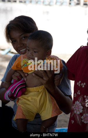 Rawai Mare Gypsy famiglia del villaggio - Phuket Foto Stock