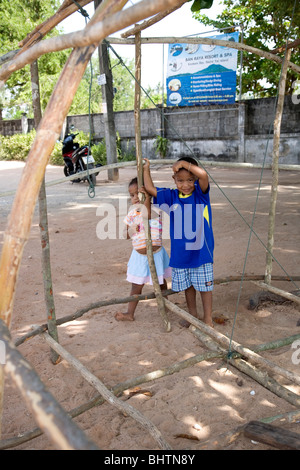 Giovane mare bambini zingari a Rawai Village - Phuket Foto Stock