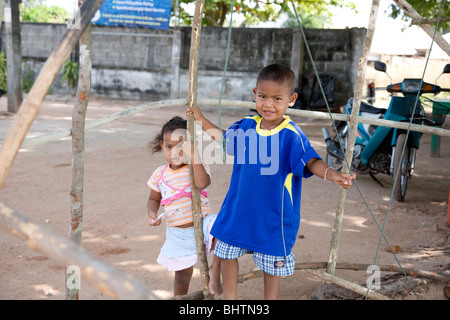 Giovane mare bambini zingari a Rawai Village - Phuket Foto Stock