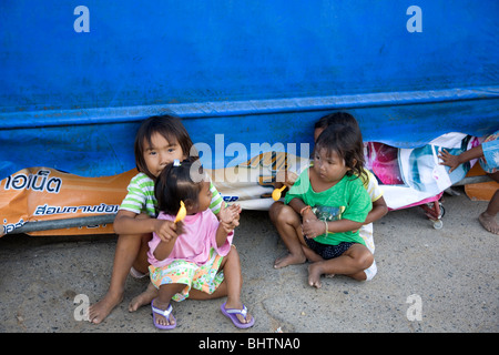 Giovane mare bambini zingari a Rawai Village - Phuket Foto Stock