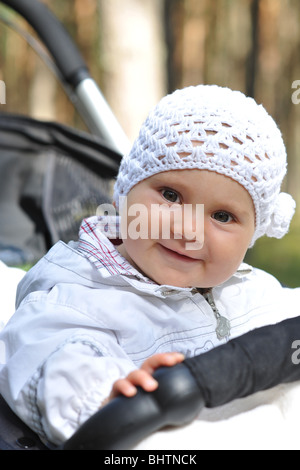 Ritratto di un simpatico baby in un carrello Foto Stock