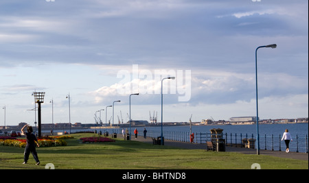 SEATON CAREW Hartlepool Regno Unito guardando verso il promontorio con il faro costiero visibile Foto Stock