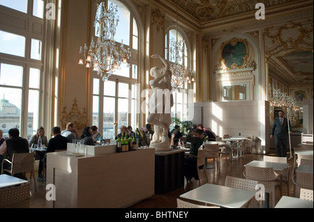 Parigi, Francia - persone nel ristorante francese all'interno del Museo d'Orsay, belle opere d'arte all'interno della sala da pranzo Foto Stock